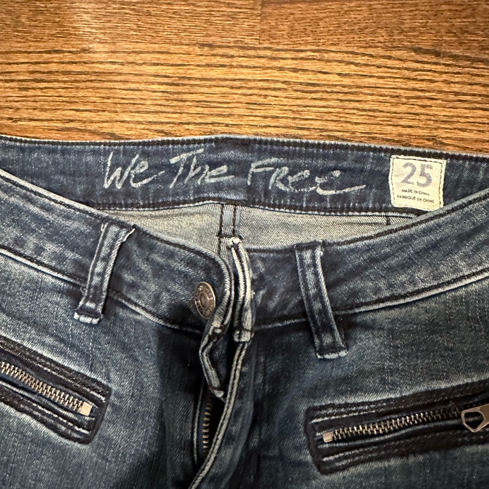 FREE PEOPLE ~ WeTheFree - low waisted black wash skinny jeans. Boho, hippie, 25